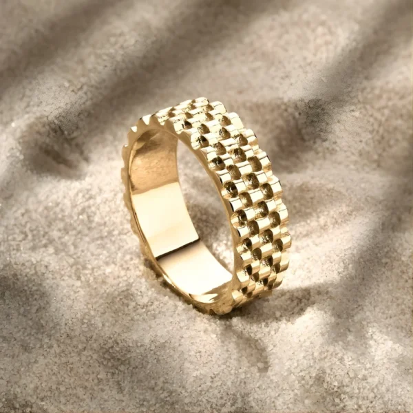 Anillo titan oro laminado (hombre) fondo claro