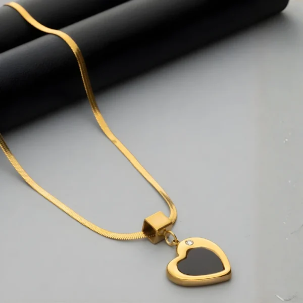 Cadena de oro laminado con dije de corazón negro para mujer