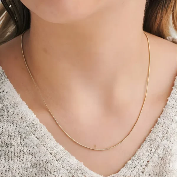 Cadena hilo oro laminado mujer en el cuello