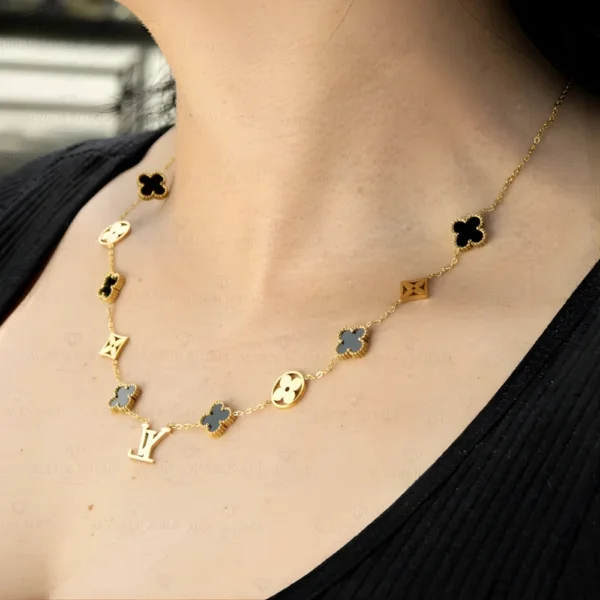 Cadena lv negra en oro laminado dama
