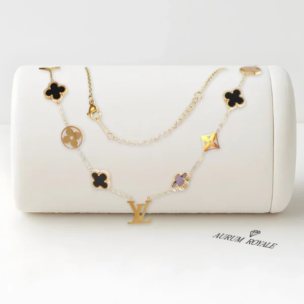 Cadena lv negra en oro laminado mujer