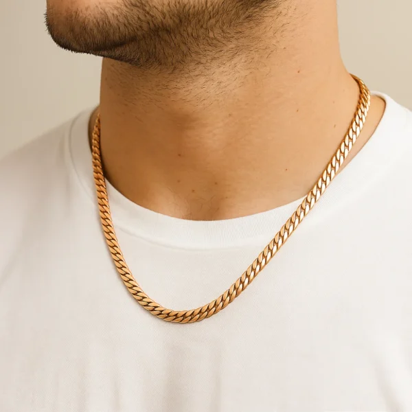 Cadena serpiente oro hombre camisa blanca