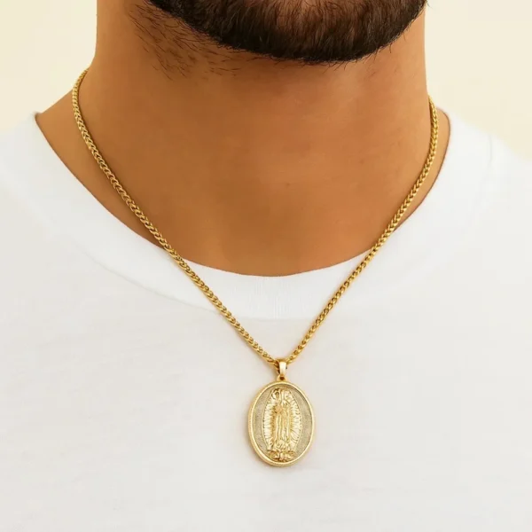 Cadena tejido trigo en oro laminado con dije de la Virgen de Guadalupe