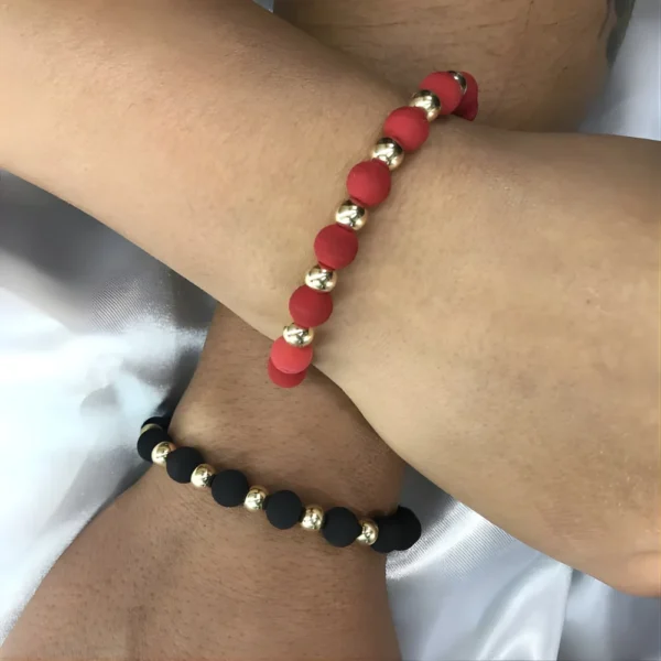 Combo de manillas para pareja roja y negra en oro laminado 18k con reloj de lujo GRATIS