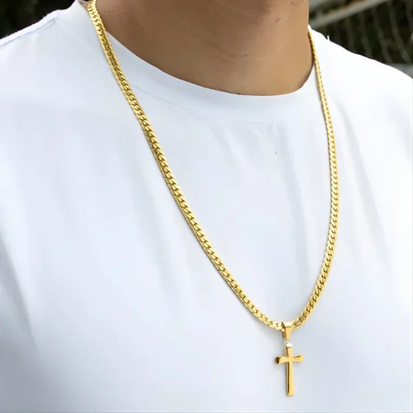 Dije cruz lisa en oro laminado cuello hombre