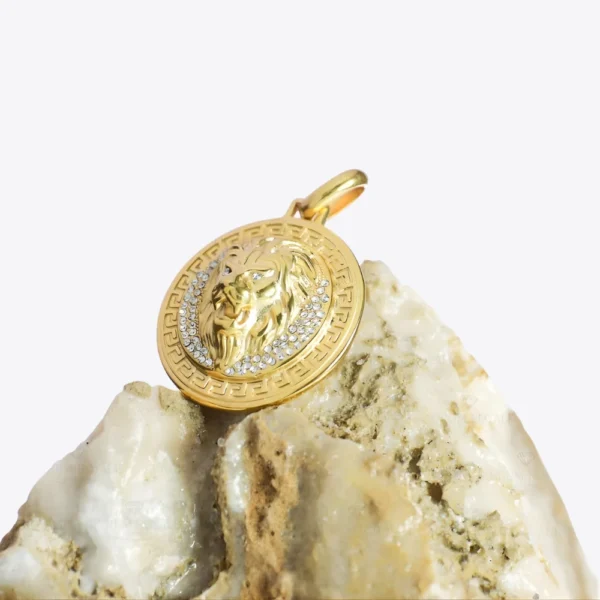 Dije de medalla con leon en oro laminado