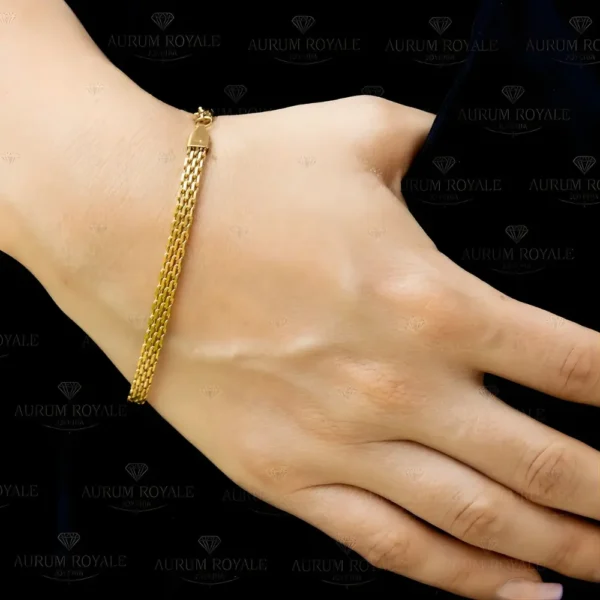 Pulsera tejido chino en oro laminado mano en mano de mujer