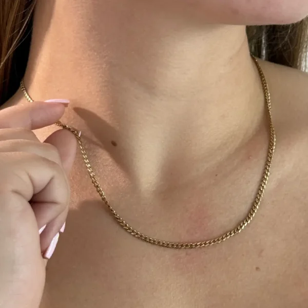 cadena cubana mujer oro laminado, cuello de mujer exhibiendo