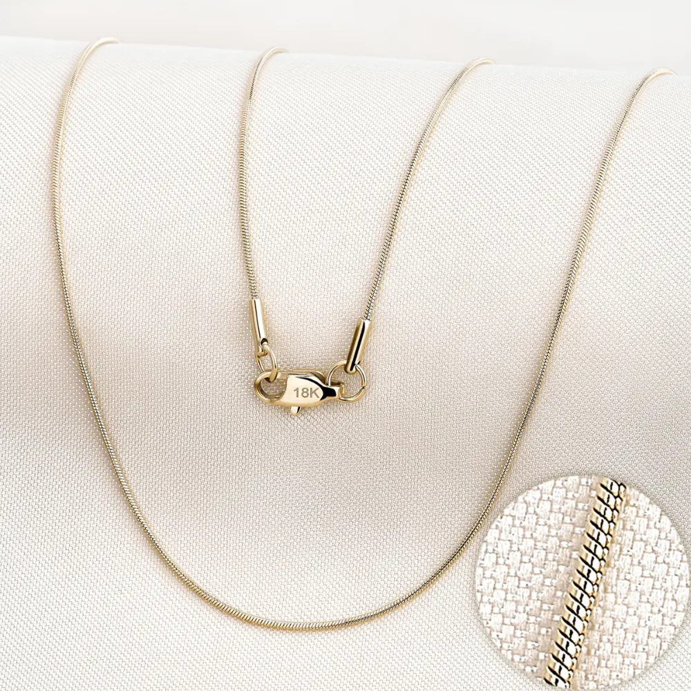 cadena hilo mujer oro laminado en fondo blanco