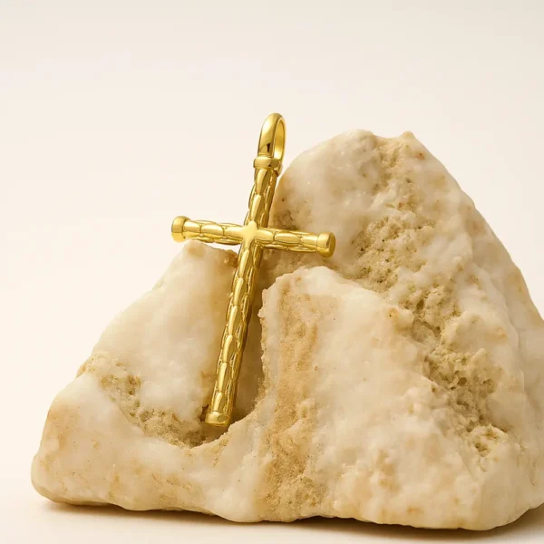 Dije cruz grabada en oro laminado 18k