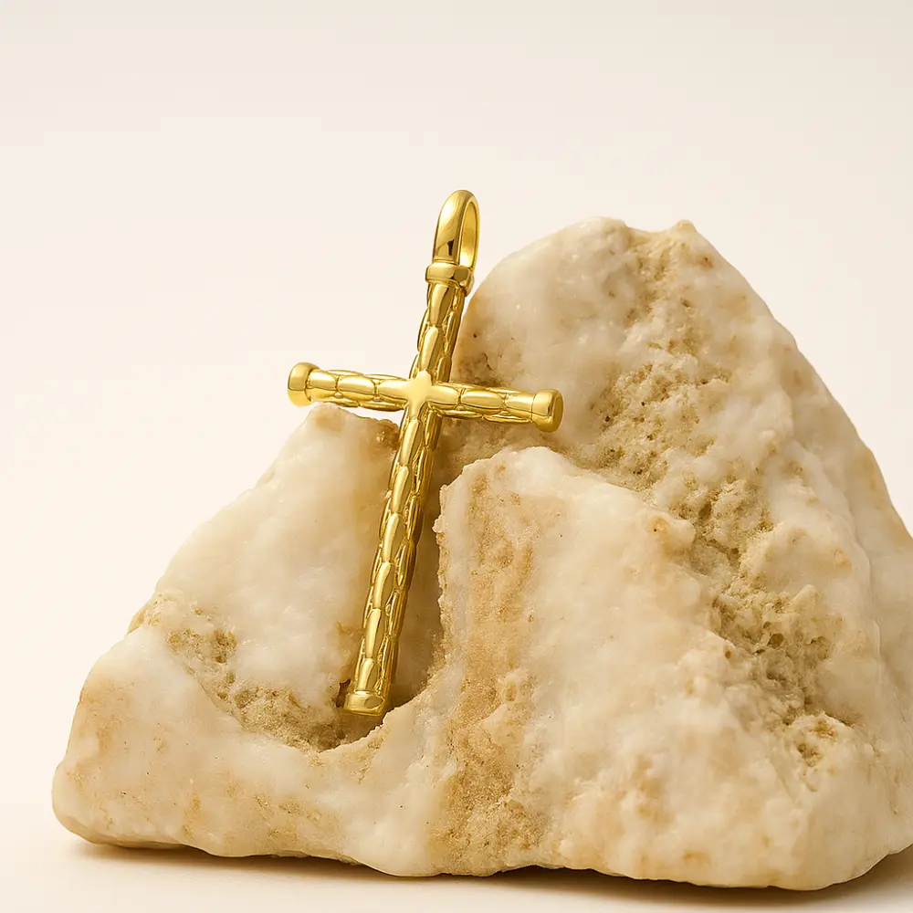 dije cruz grabada en laminado 18k