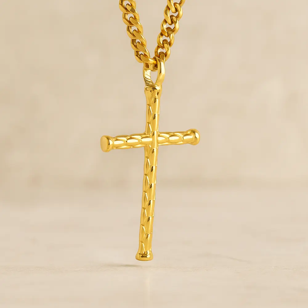 dije cruz grabada en laminado 18k