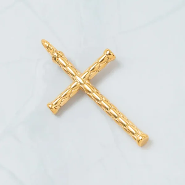 dije cruz grabada en laminado 18k