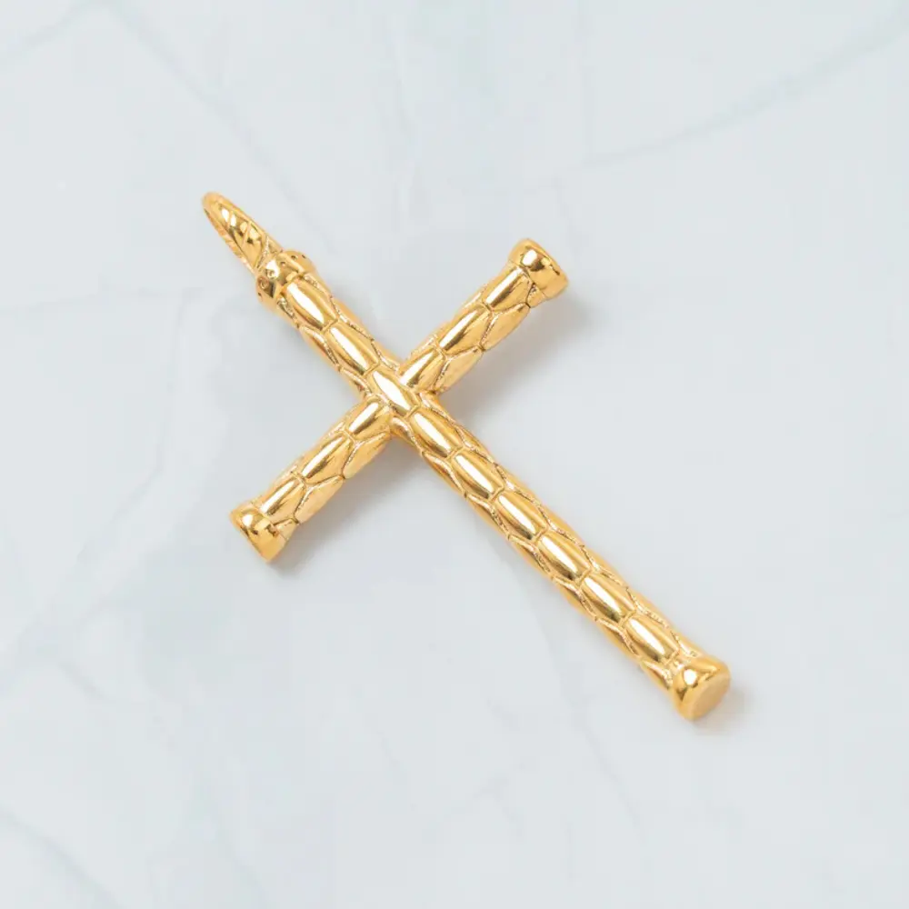 dije cruz grabada en laminado 18k