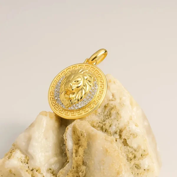 Dije medalla de león en oro laminado 18k