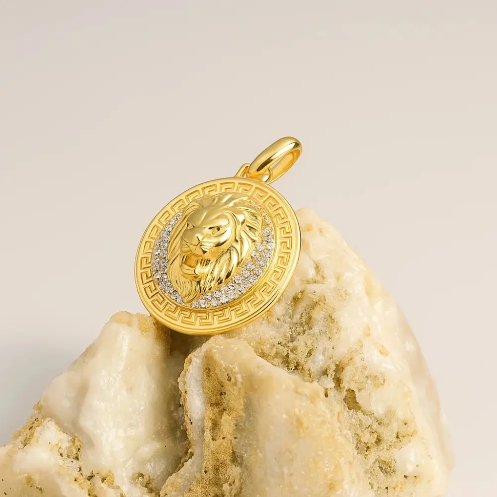 dije león en laminado 18k