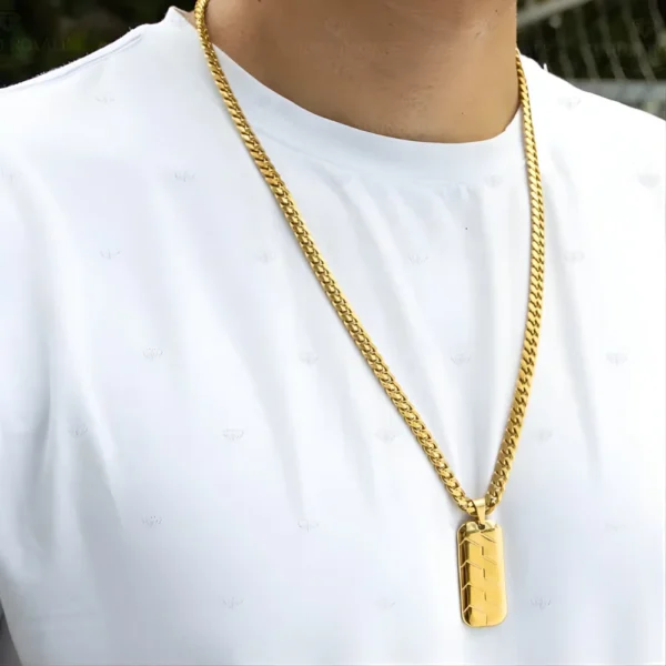 hombre con dije placa estilo roblox oro laminado