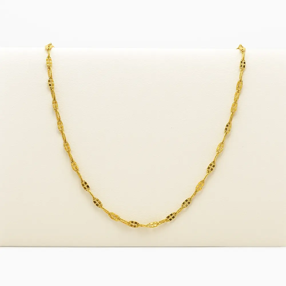 cadena crispeta en oro laminado sobre exhibidor