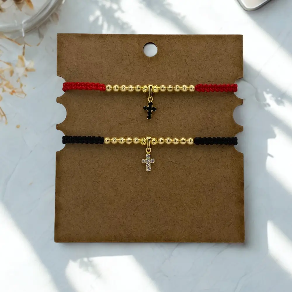 manillas pareja oro laminado, en tabla exhibidora y fondo blanco