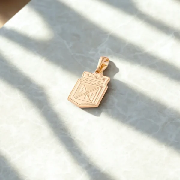 Dije Escudo Atlético Nacional en Oro Laminado 18K – Edición Premium