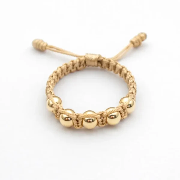 anillo tejido oro laminado color dorado, fondo blanco