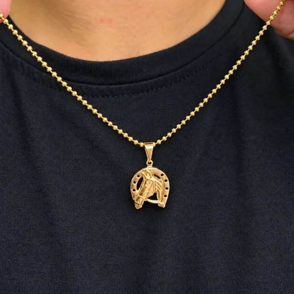 Dije de Caballo con Herradura en Oro Laminado 18K
