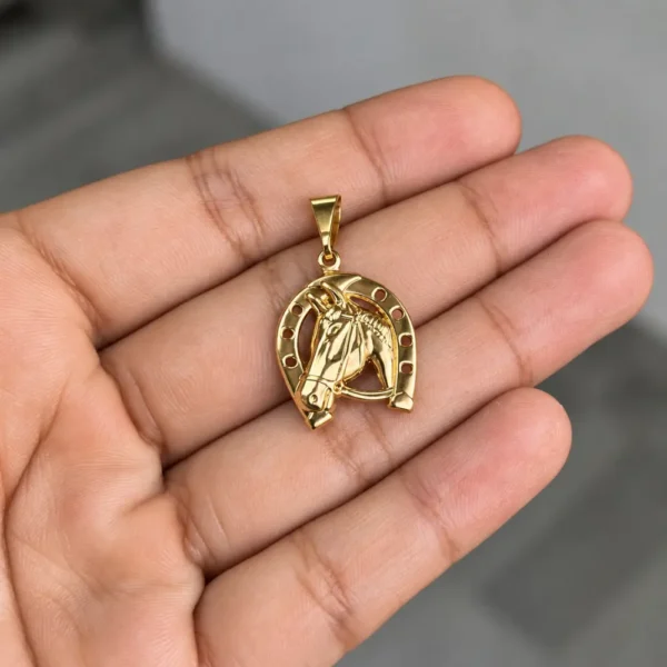Dije de caballo en oro laminado 18K sobre la mano