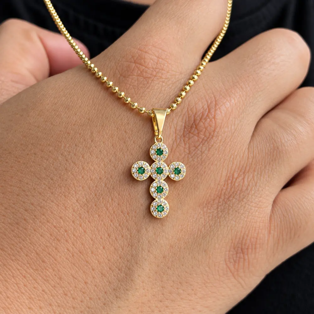Dije de Cruz en Oro Laminado 18K con Detalles Verdes - Imagen 3