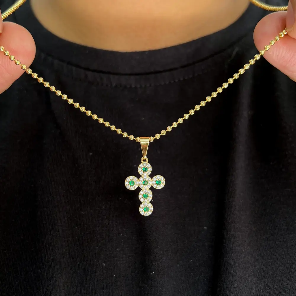 Dije de Cruz en Oro Laminado 18K con Detalles Verdes - Imagen 2