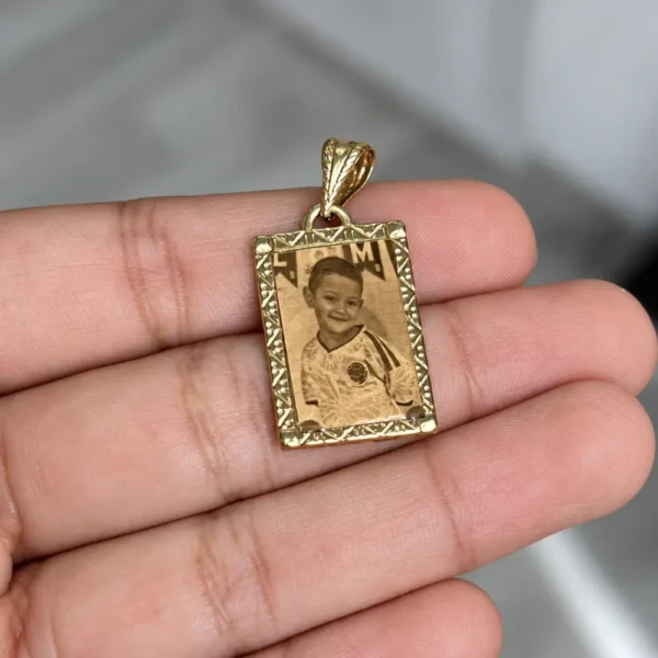 dije-personalizado-con-foto-oro-laminado-18k-sobre mano
