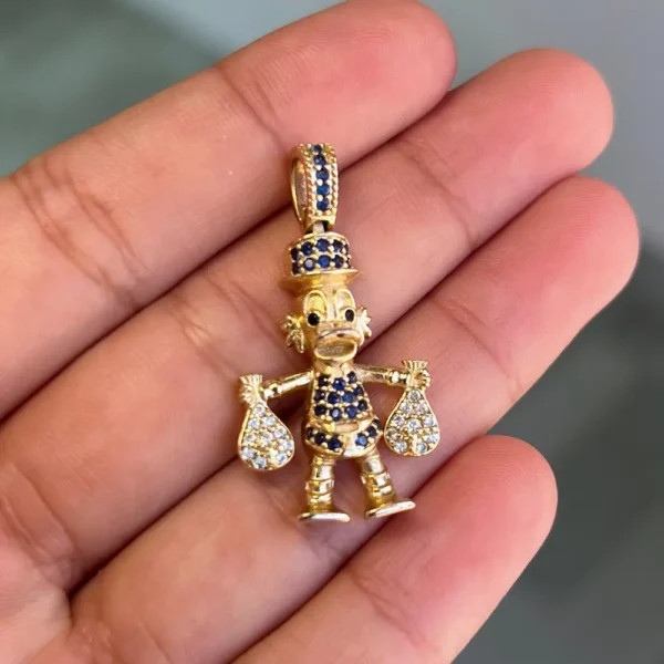 Dije Tío Rico en oro laminado 18K color azul, en mano