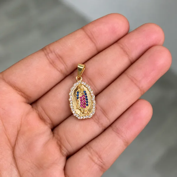 Dije Virgen de Guadalupe en oro laminado 18K sobre la mano