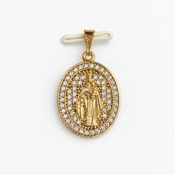 Dije Virgen del Carmen en oro laminado 18K sobre fondo blanco