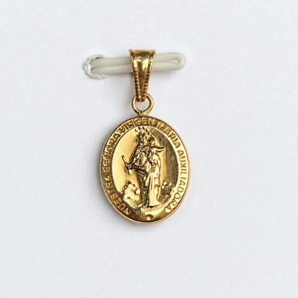 Dije María Auxiliadora en oro laminado 18K sobre fondo blanco